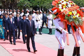 抵达瓦岱国际机场后，越南总理黎明兴及越南高级代表团随即前往首都万象无名烈士纪念碑敬献花圈。图自越通社