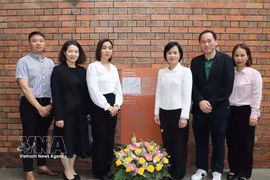 越南驻香港总领事黎德幸同越南驻香港各机构代表在大馆敬献鲜花缅怀胡志明主席。图自越通社