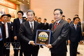 越南国会主席陈青敏向中国共产党历史展览馆赠送纪念品。图自越通社
