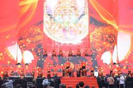 在“每位公民至少锻炼一项体育运动”运动启动仪式上表演的开场鼓阵。图自越通社