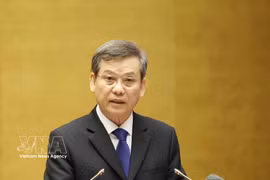 越共中央政治局委员、中央书记处书记、中央内政部部长黎明智在会议上作了 “关于在新阶段继续加强党对反腐败、反浪费、反消极工作领导的决议”的专题报告。图自越通社