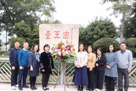 越南驻香港（中国）总领事馆代表团参观位于香港特别行政区九龙区的宋王台古迹。图自越通社