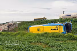 一辆车牌号为20C-117.22的客车发生自翻事故，造成4人死亡、多人受伤。图自越通社