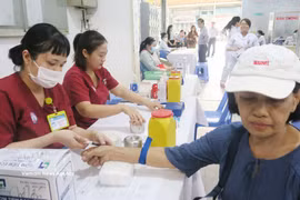 胡志明市堤岸坊卫生院为民众进行健康体检。图自越通社
