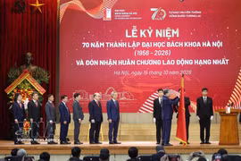 越共中央总书记、国家主席苏林向河内理工大学授予一等劳动勋章。图自越通社
