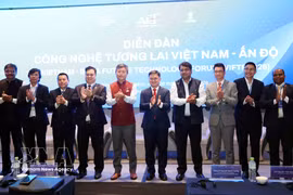 出席越印未来技术论坛的双方代表合影。图自越通社