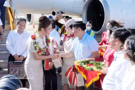 广治省领导向搭乘金兰—同海航班的旅客送花表示欢迎。图自越通社