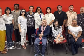 胡志明市橙剂/二恶英受害者协会代表团与美国友人合影。图自越通社