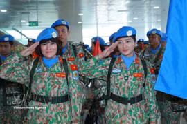 五号工兵队女军官、军人启程前往阿卜耶伊地区执行联合国维和任务。图自越通社