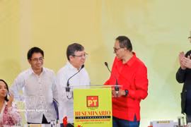 墨西哥劳动党中央政治局委员、劳动党瓦哈卡州协调员本哈明·罗夫莱斯·蒙托亚在阮文海大使发表讲话后表示祝贺。图：越南驻墨西哥大使馆/越通社发