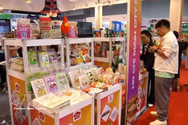 清真如今不仅限于食品领域，已发展成为一个全面的经济生态系统，涵盖饮料、化妆品、药品、物流、旅游、酒店、金融及多种其他服务行业。图自越通社