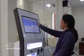 长河乡民众办理行政手续。图自越通社