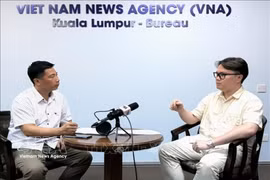 东南亚历史与国防研究员恩佐·西姆（Enzo Sim）接受越通社记者采访。图自越通社