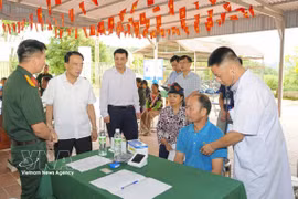 医护团队在芒通乡卫生院流动检查点为民众进行健康检查。图自越通社
