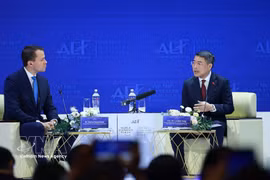 越南政府总理黎明兴与世界经济论坛（WEF）执行董事斯特凡·梅根塔勒围绕“在全球未来格局中定位越南”这一主题进行对话。图自越通社