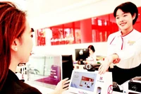 越南东南亚商业股份银行（SeABank）同步推进排放管理、能源优化、数字化转型，并在内部推广绿色行为。图自nhandan.vn