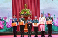 黄春战上将向将赴俄罗斯联邦参加纪念卫国战争胜利80周年的阅兵式的越南人民军部队赠送礼物。图自越通社