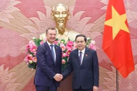 越南国会主席陈青敏会见俄罗斯联邦委员会第一副主席亚茨金。图自越通社
