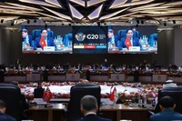 越南政府总理范明政在G20峰会第三阶段会议上发表讲话。图自越通社