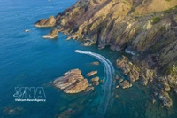 归仁风峡清澈见底的海水。图自越通社