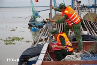 同塔省边防部队检查渔船航程监控系统的运行情况。图自越通社