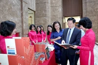 越南政府副总理梅文政参观越英双语画册《A80：祖国在心中》展览。图自越通社
