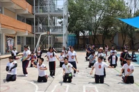 穿着印有越南国旗校服的学生们。图自越通社