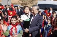 苏林总书记和奠边省十八坪九年一贯制寄宿学校学生。图自越通社