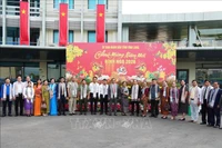 柬埔寨班迭棉吉省代表团访问永隆省并拜年。图自越通社