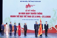 苏林总书记向文化体育与旅游部越南体育局颁发了一等劳动勋章。图自越通社