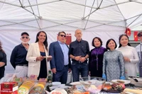 越南驻希腊大使范氏秋香和希腊代表品尝越南美食。图自越通社