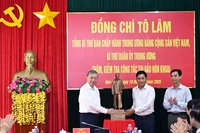 苏林总书记向土洲特区党委、政府和人民赠送了胡志明主席雕像。图自越通社