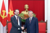 越共中央总书记苏林在党中央总部会见了英国驻越南大使伊恩·弗鲁。图自越通社
