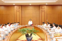 越共中央政治局委员、书记处常务书记陈锦秀10月16日主持的一场会议。图自越通社