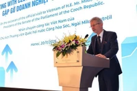 捷克共和国参议院议长米洛什‧维斯特奇尔发表讲话。图自越通社