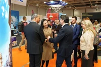 越南驻保加利亚大使阮氏明月与保加利亚旅游部长米罗斯拉夫-博尔绍什举行会晤。图自越通社