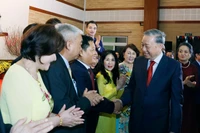 越共中央总书记苏林和越南驻柬埔寨大使馆全体干部、工作人员。图自越通社