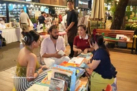 众多读者参加在胡志明市书街举行的第四届夜间书籍与文化节。图自越通社