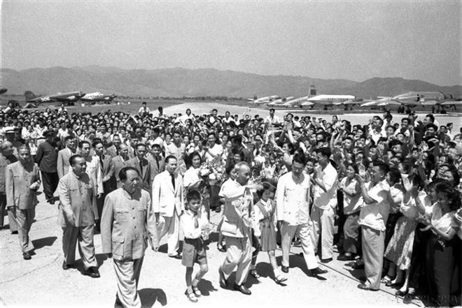 1955年6月23日,胡志明主席首次公开正式访问中国。毛泽东主席、刘少奇委员长、朱德副主席、周恩来总理到机场迎接。图自越通社 chinh-phu-va-nhan-dan-trung-quoc-chao-mung-chu-tich-ho-chi-minh-va-doan-dai-bieu-chinh-phu-viet-nam-tham-chinh-thuc-trung-quoc-thang-61955.jpg