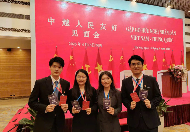 黄陈晨老师与中国青年代表出席的第24届越中青年友好会见活动。人物提供的照片 38b941621385a7dbfe94-1612.jpg