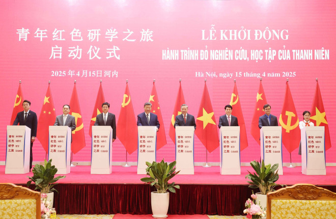 越共中央总书记苏林,国家主席梁强与中共中央总书记、国家主席习近平,以及越中两国两党众多高级领导人出席青年红色研学之旅启动仪式。图自越通社 khoi-dong-hanh-trinh-do.jpg