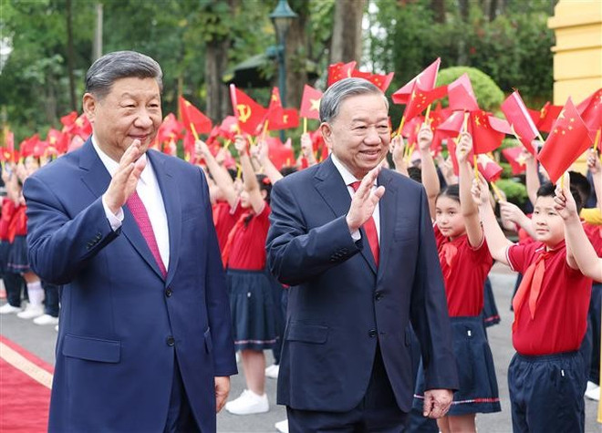 14日下午,越共中央总书记苏林按照接待国家元首最高规格礼遇举行隆重仪式,欢迎中共中央总书记、中国国家主席习近平访越。 图自越通社 le-don.jpg