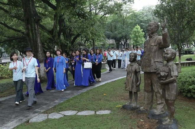 中越两国青年代表参观广西大学。图自越通社 quang-tay-3.png