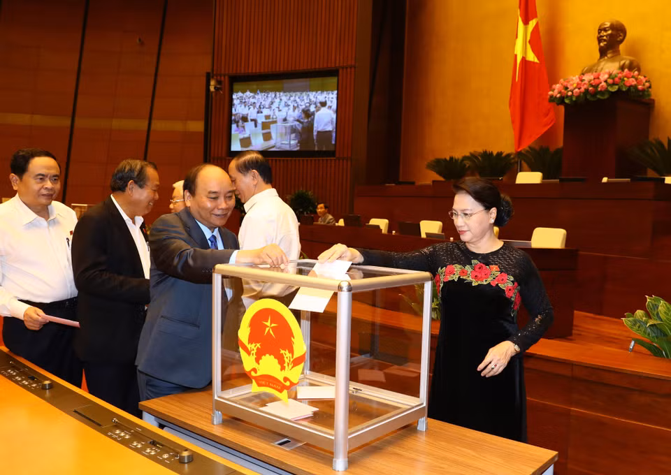 越南党与国家领导投票通过交通运输部部长和政府总监察长等职务的任命事宜。（图片来源：越通社）