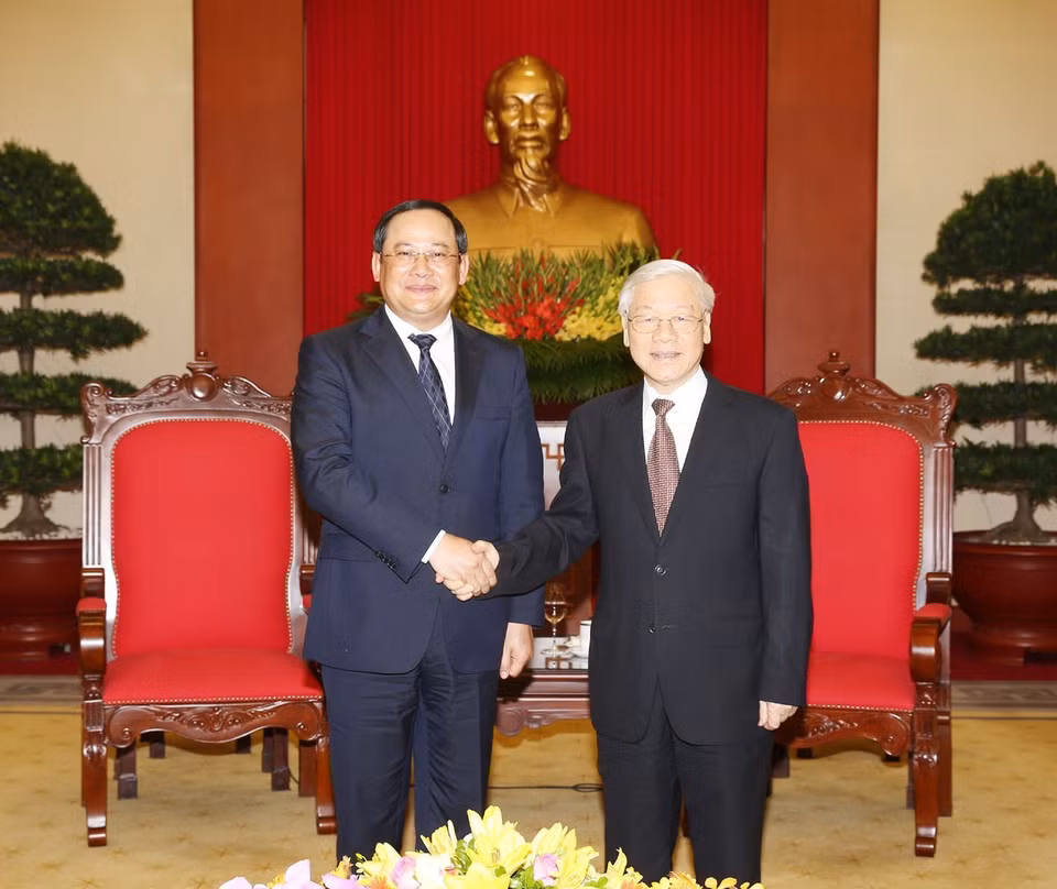 越共中央总书记阮富仲（右）会见老挝政府副总理宋赛•西潘敦。（图片来源：越通社）