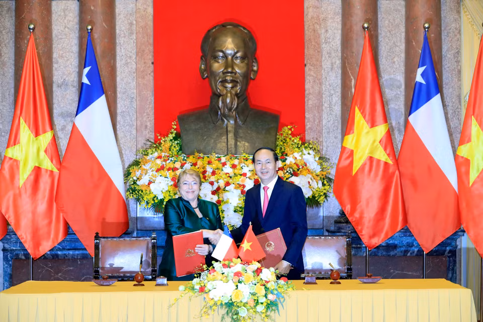 陈大光主席与智利总统米歇尔·巴切莱特·赫里亚签署“越南-智利联合声明”。（图片来源：越通社）