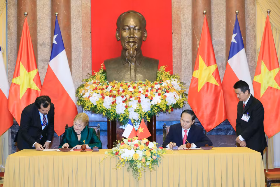 陈大光主席与智利总统米歇尔·巴切莱特·赫里亚签署越南-智利联合声明。（图片来源：越通社）