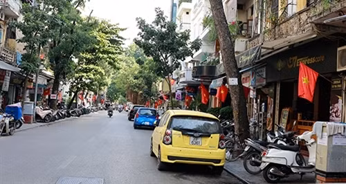 还剑湖湖边的鲜花造型作品，为喜迎大会添加了风采。