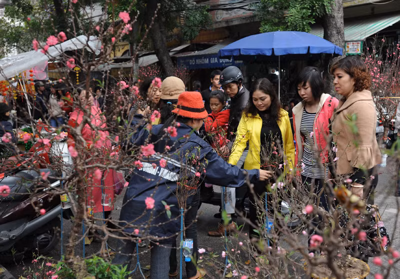 逛花市。（图片来源：人民报网）
