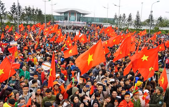 球迷赴内排机场迎接越南足球队回国。（图片来源http://nld.com.vn）